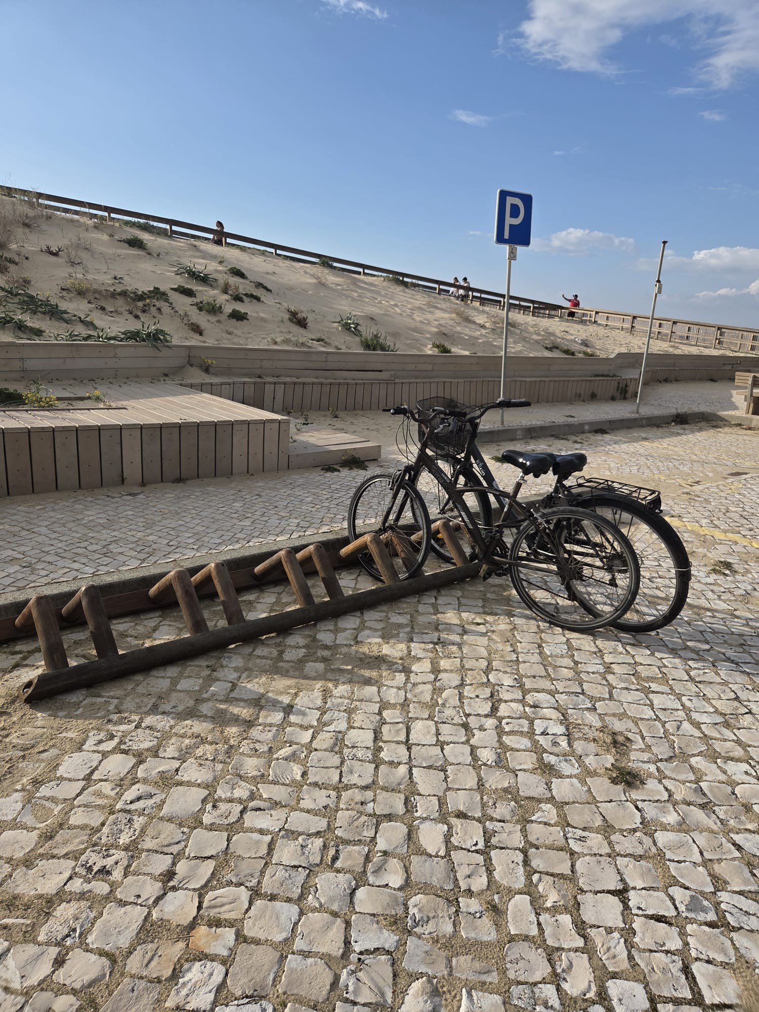 Colocação de calha e zona de estacionamento na praia da Lagoa de Albufeira 