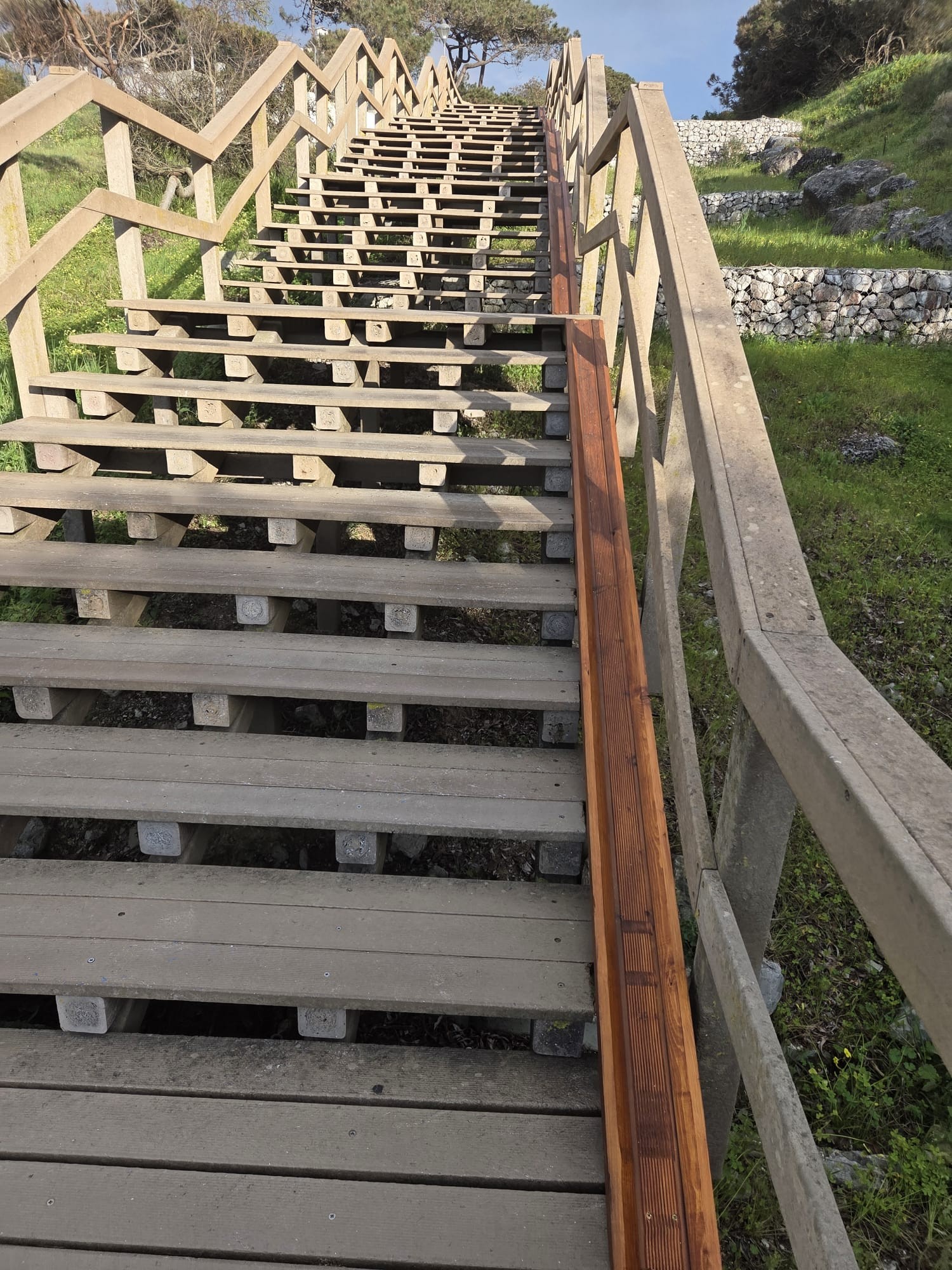 Colocação de calha e zona de estacionamento na praia da Lagoa de Albufeira 
